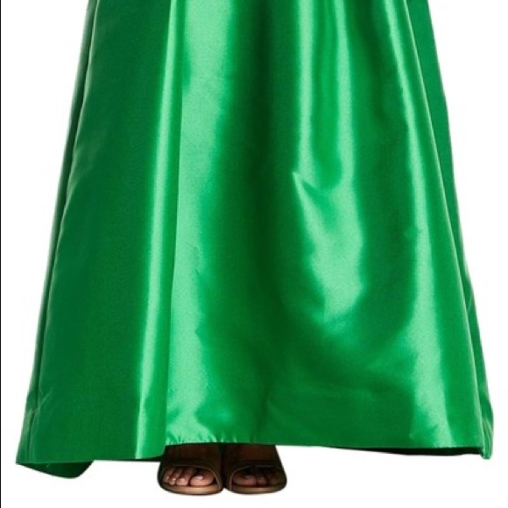 NWT gorgeous Kelly Green
Carmen Marc Valvo
Mikado Crisscross Back Formal Gown 4 - Picture 8 of 8